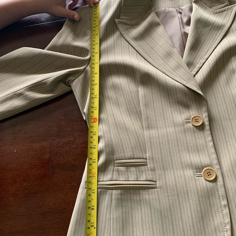 Woman’s suit - Picture 15 of 16